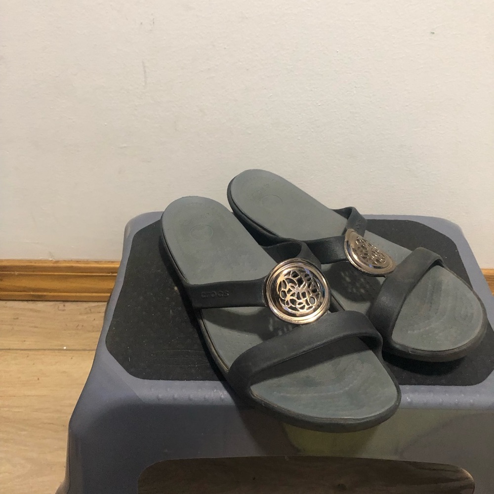 CROCS Santa Circle Black Slide Sandals with Decorative Medallions Shoes Size W8 - Picture 12 of 14